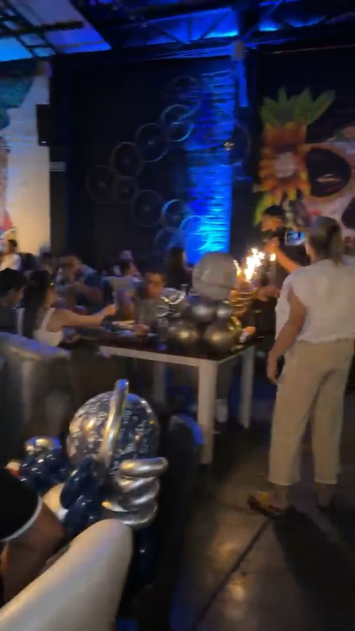 Celebración de cumpleaños con velas en Carnívoros
