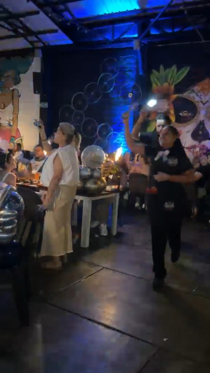 El equipo de Carnívoros celebrando con sus invitados
